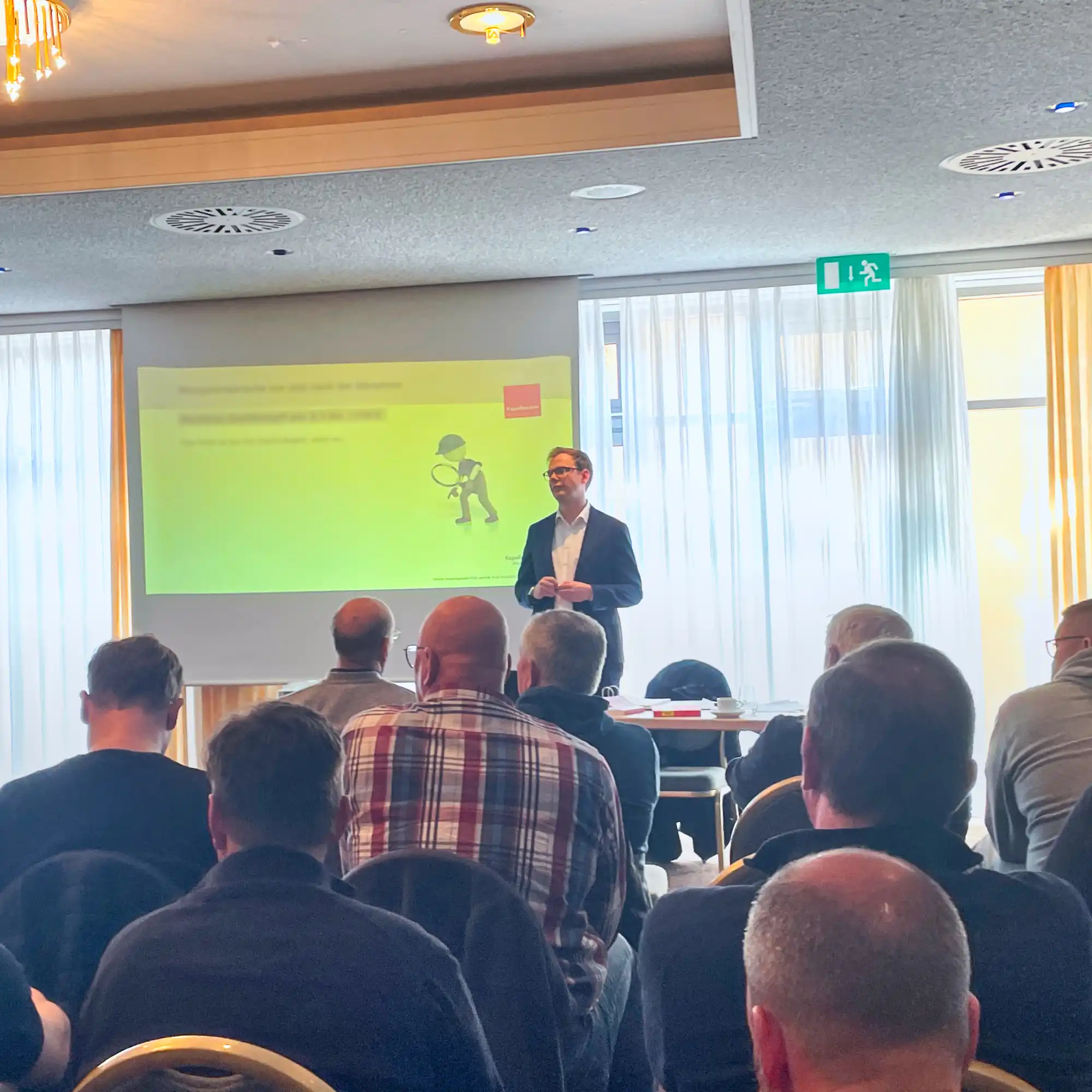 Eine Gruppe von Personen bei einer Schulung