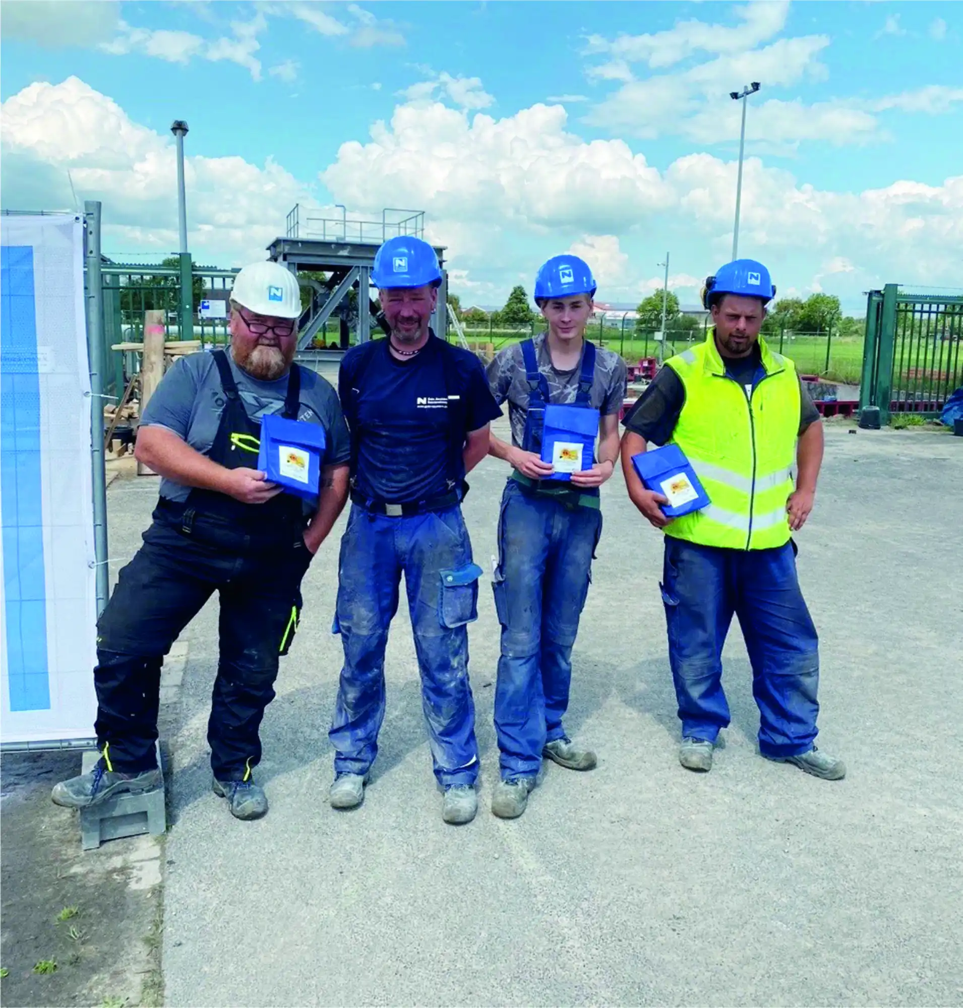 Vier Männer, die mit Sonnenschutz posieren