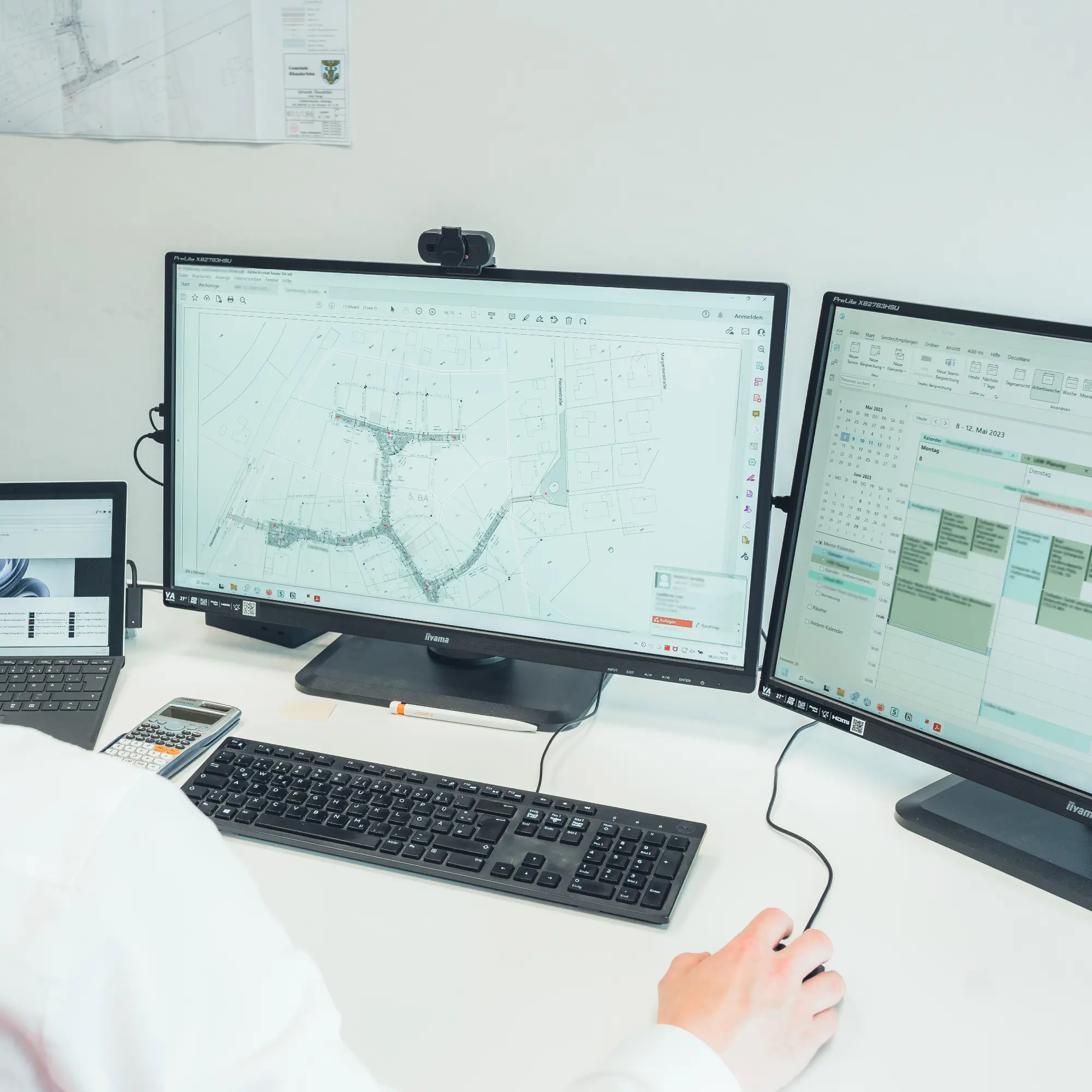 Ingenieur am Schreibtisch